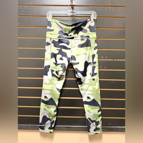 Zyia Active Camo Leggings Size 8-10 High Rise Pocket Athletic Yoga Pants - Picture 3 of 3